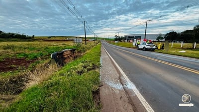 Carro com sete pessoas capota na SC-163 em São Miguel do Oeste; quatro são menores de idade
