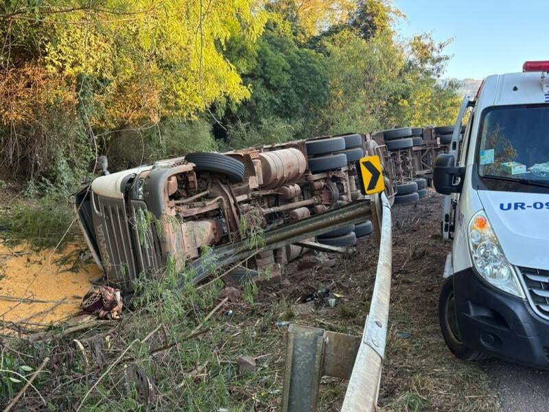 Carreta tomba na BR-163 e interdita a pista por seis horas